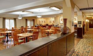 ห้องอาหารหรือที่รับประทานอาหารของ Phoenix Inn Suites Albany