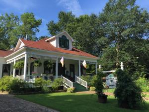 una casa blanca con un cartel en el patio en White Oak Manor Bed and Breakfast, en Jefferson