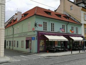 um edifício ao lado de uma rua em Apartments U Švejků em Praga