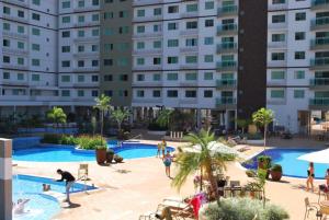 un grupo de personas jugando en una piscina en un hotel en Riviera Park - Achei Ferias, en Caldas Novas