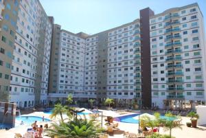 un gran edificio con piscina y complejo en Riviera Park - Achei Ferias, en Caldas Novas