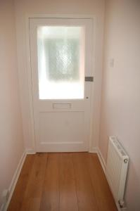 Habitación pequeña con puerta y ventana en 3 Bedroom Apartment Coventry - Hosted by Coventry Accommodation en Coventry
