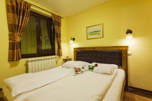 Postel nebo postele na pokoji v ubytování Guest House Vila Bajka