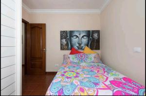 ラスパルマス・デ・グランカナリアにあるSky Houseのベッドルーム1室(壁に絵画が描かれたベッド1台付)