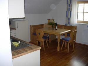 cocina y comedor con mesa y sillas en Bio-Urlaubshof Dansbach en Spital am Pyhrn