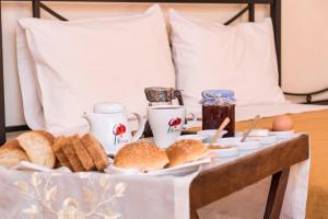 - un plateau de nourriture sur une table avec des sandwichs et des œufs dans l'établissement Diana, à Makrakómi