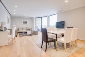 comedor y sala de estar con mesa y sillas en Schöne Wohnung am Dresdner Zwinger, en Dresden