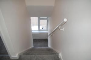 escalera con ventana y barandilla en 3 Bedroom Apartment Coventry - Hosted by Coventry Accommodation, en Coventry