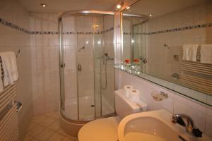 Un baño de Hotel Restaurant Mattmarkblick