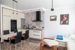 Η κουζίνα ή μικρή κουζίνα στο MAZURSKA DAMA - Słoneczny apartament Giżycko