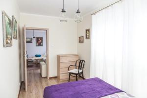 Ένα ή περισσότερα κρεβάτια σε δωμάτιο στο MAZURSKA DAMA - Słoneczny apartament Giżycko