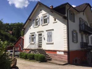 een wit huis met een trap ervoor bij Gästehaus Villa Lina in Bad Herrenalb