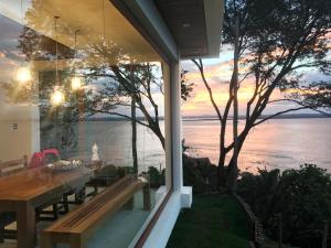 莫羅聖保羅的住宿－Casa con increible vista，享有水景的用餐室