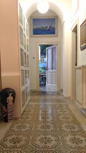 Un pasillo vacío con una puerta abierta y un pasillo con un pasillo en Bed & Breakfast Bonaventura, en Salerno