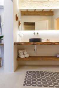 A kitchen or kitchenette at Hotel S'Estil-let