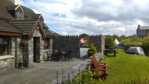 Dārzs pie naktsmītnes Aille River Tourist Hostel and Camping Doolin