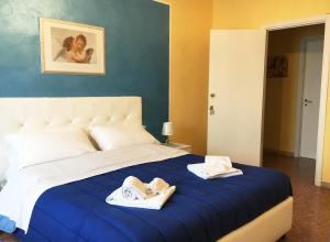 ein Schlafzimmer mit einem großen Bett mit zwei Handtüchern darauf in der Unterkunft La Città degli Dei in Agrigento