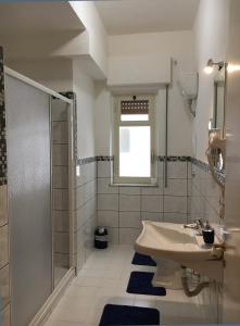La salle de bains est pourvue d'un lavabo et d'une douche. dans l'établissement La Città degli Dei, à Agrigente