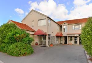 an image of a house with a driveway at Arena Motel in Christchurch