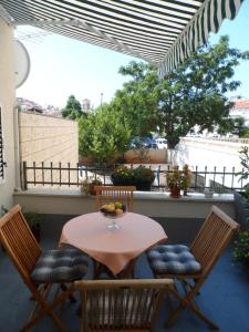 - un balcon avec une table et deux chaises dans l'établissement Apartments Dalia House, à Hvar