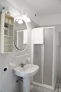 a white bathroom with a sink and a shower at Briisa De Ness in Nesso