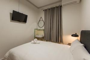 Un pat sau paturi într-o cameră la The Tamworth Hotel