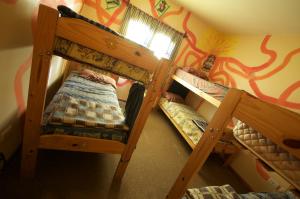 a bedroom with two bunk beds in a room at Hostel Cruz del Sur in Ushuaia