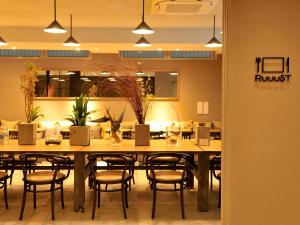 une salle à manger avec une grande table et des chaises dans l'établissement hotel androoms Osaka Hommachi, à Osaka