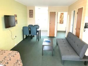 TV a/nebo společenská místnost v ubytování Greenview Motel