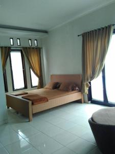 Un pat sau paturi într-o cameră la Villa Zam Zam Syariah