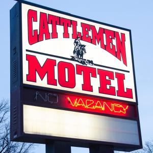 a sign for a carlmen muedagency istg at Cattlemen Motel in Lovell
