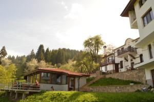 a view of a building with a grassy yard at Guest House Panorama in Gela