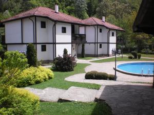 a house with a swimming pool in the yard at Complex Balgarka in Tryavna