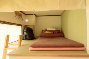 Krevet ili kreveti u jedinici u objektu J-Hoppers Hiroshima Guesthouse