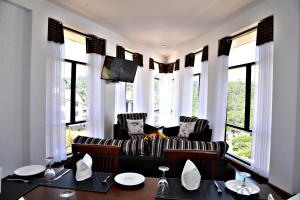 Un restaurant u otro lugar para comer en Kingsford Residences