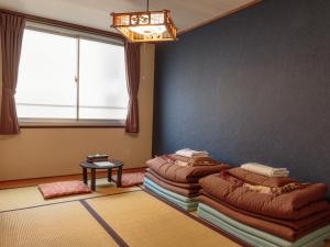 Krevet ili kreveti u jedinici u objektu J-Hoppers Hiroshima Guesthouse