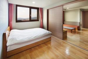 Postel nebo postele na pokoji v ubytování Hanwha Resort Gyeongju