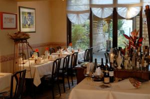 rzędu stołów w restauracji z butelkami wina w obiekcie Ratsstube Blasius w mieście Merzig