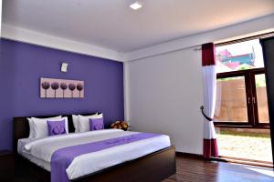 Una cama o camas en una habitación de Kingsford Residences