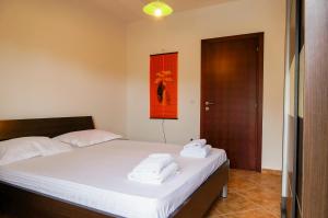 מיטה או מיטות בחדר ב-Apart Hotel Forte Roses Montenegro KO Buljarica