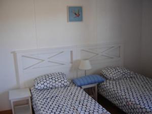 A bed or beds in a room at Residence Sun Hols Villas du Lac - Villa 4 piéces 8 pers
