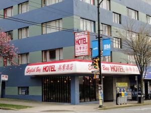 un hotel en la esquina de una calle de la ciudad en English Bay Hotel, en Vancouver