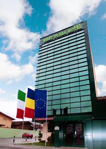 um edifício com um sinal na lateral em West Plaza Hotel em Bucareste