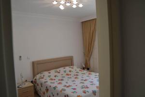 Giường trong phòng chung tại Four Seasons Sokak No 07600