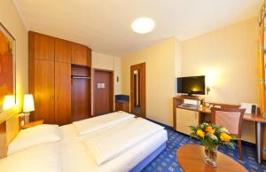 A television and/or entertainment centre at Hotel Boulevard
