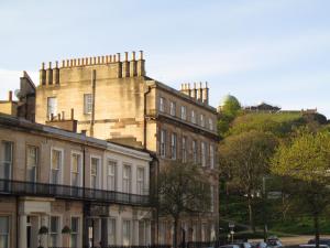 un grupo de edificios con un castillo en el fondo en Lantern Guest House, en Edimburgo