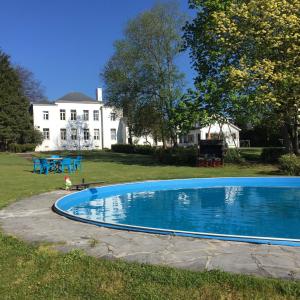 庫萬的住宿－Gite La Cigogne，一座房子的院子内的游泳池