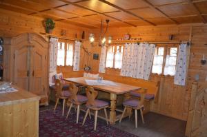 - une salle à manger avec une table et des chaises en bois dans l'établissement Ferienhaus Anna, à Donnersbachwald
