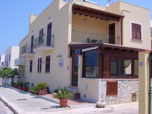 a villa in the middle of a street at Abbadia in San Vito lo Capo