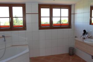 Koupelna v ubytování Hotel-Gasthof Kramerwirt